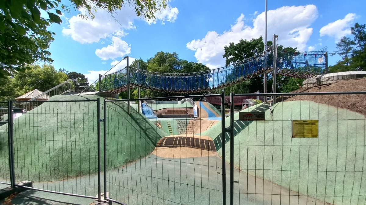 Jego naprawa będzie droższa niż sama budowa. Mowa o placu zabaw w parku Ujazdowskim. Po niespełna dwóch latach od otwarcia, popularne wśród najmłodszych warszawiaków miejsce zostało ogrodzone i zamknięte na cztery spusty.