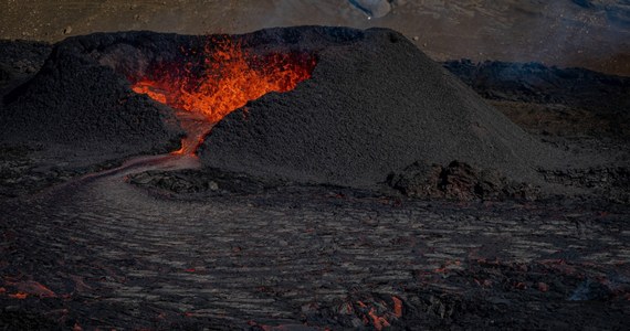 W ostatnich dniach na islandzkim półwyspie Reykjanes naukowcy obserwują rój trzęsień ziemi. Od 4 lipca zarejestrowano ponad 8,5 tys. wstrząsów i choć ich liczba spada, to pomiary deformacji gruntu wskazują, że magma przemieszcza się w kierunku powierzchni Ziemi. Erupcji zatem wykluczyć nie można.