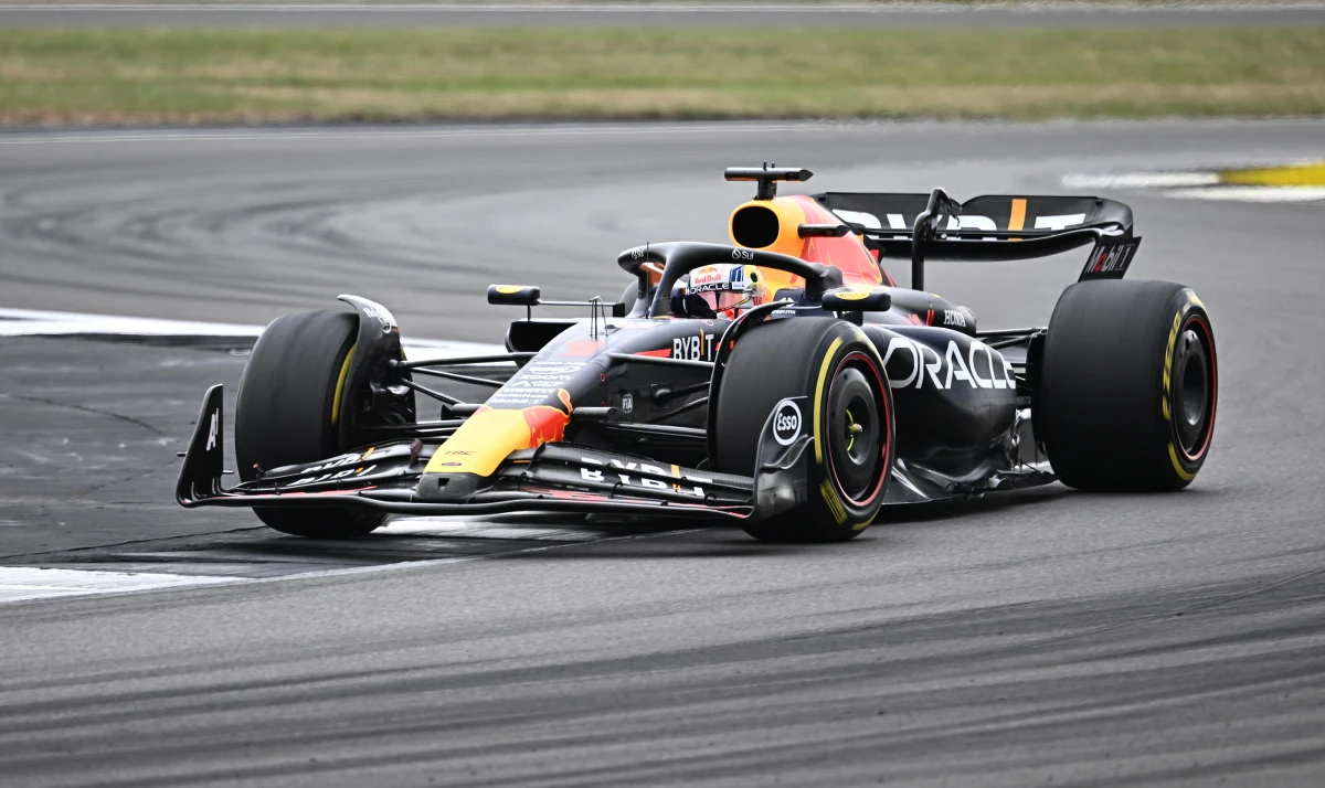 Holender Max Verstappen wygrał wyścig o Grand Prix Wielkiej Brytanii na torze Silverstone, 11. rundę mistrzostw świata Formuły 1. To szóste z rzędu i ósme w tym sezonie zwycięstwo broniącego tytułu Holendra.