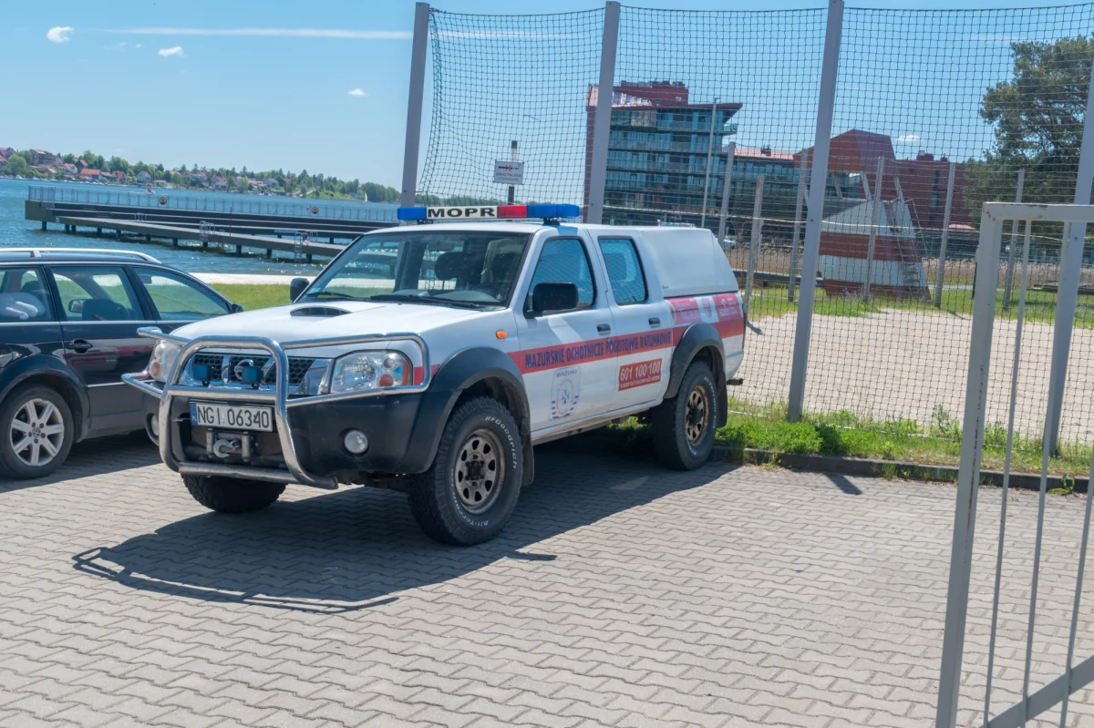 Jedna osoba trafiła do szpitala po tym, jak houseboat, którym płynęła, uderzył w nabrzeże Kanału Tałckiego na Mazurach - podał MOPR. Do zdarzenia doprowadził sternik motorówki, który złamał zakaz wytwarzania fal.