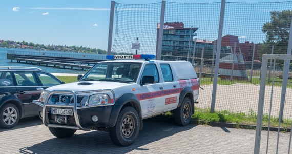 Jedna osoba trafiła do szpitala po tym, jak houseboat, którym płynęła, uderzył w nabrzeże Kanału Tałckiego na Mazurach - podał MOPR. Do zdarzenia doprowadził sternik motorówki, który złamał zakaz wytwarzania fal.