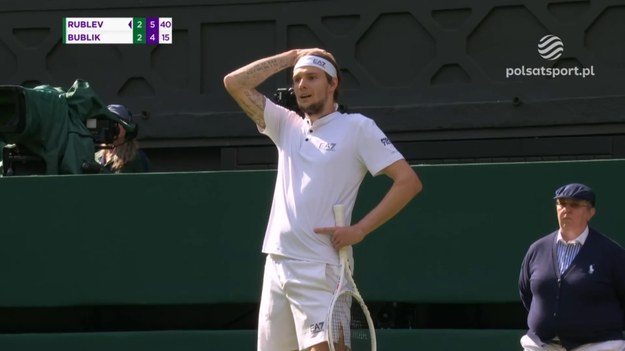 Andriej Rublow pokonał Kazacha Aleksandra Bublika 7:5, 6:3, 6:7 (6-8), 6:7 (5-7), 6:4 i awansował do ćwierćfinału Wimbledonu. Kolejnego rywala rosyjskiego tenisisty wyłoni wieczorne spotkanie Huberta Hurkacza z Serbem Novakiem Djokovicem.