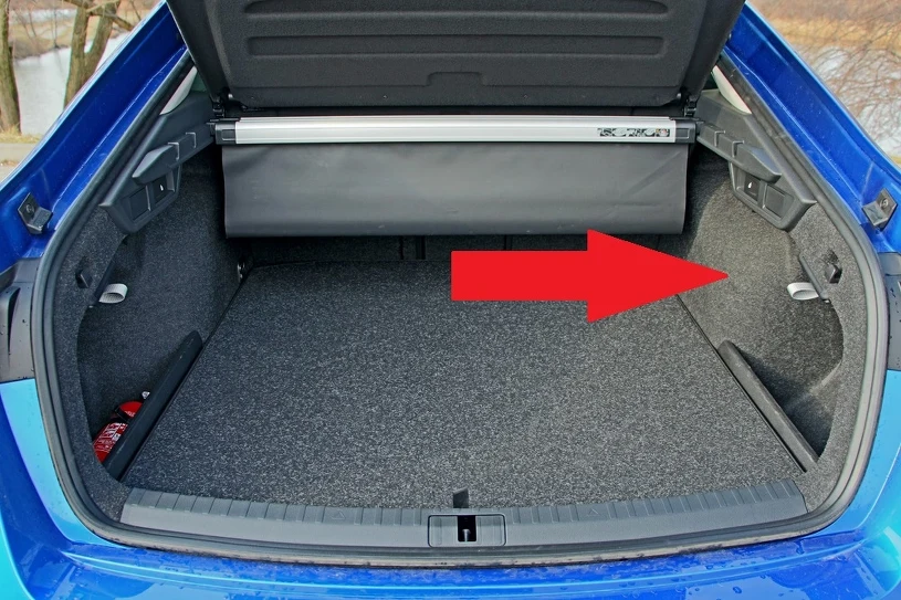 Do czego służy tajemnicza linka w bagażniku samochodu? Ma jedno zastosowanie