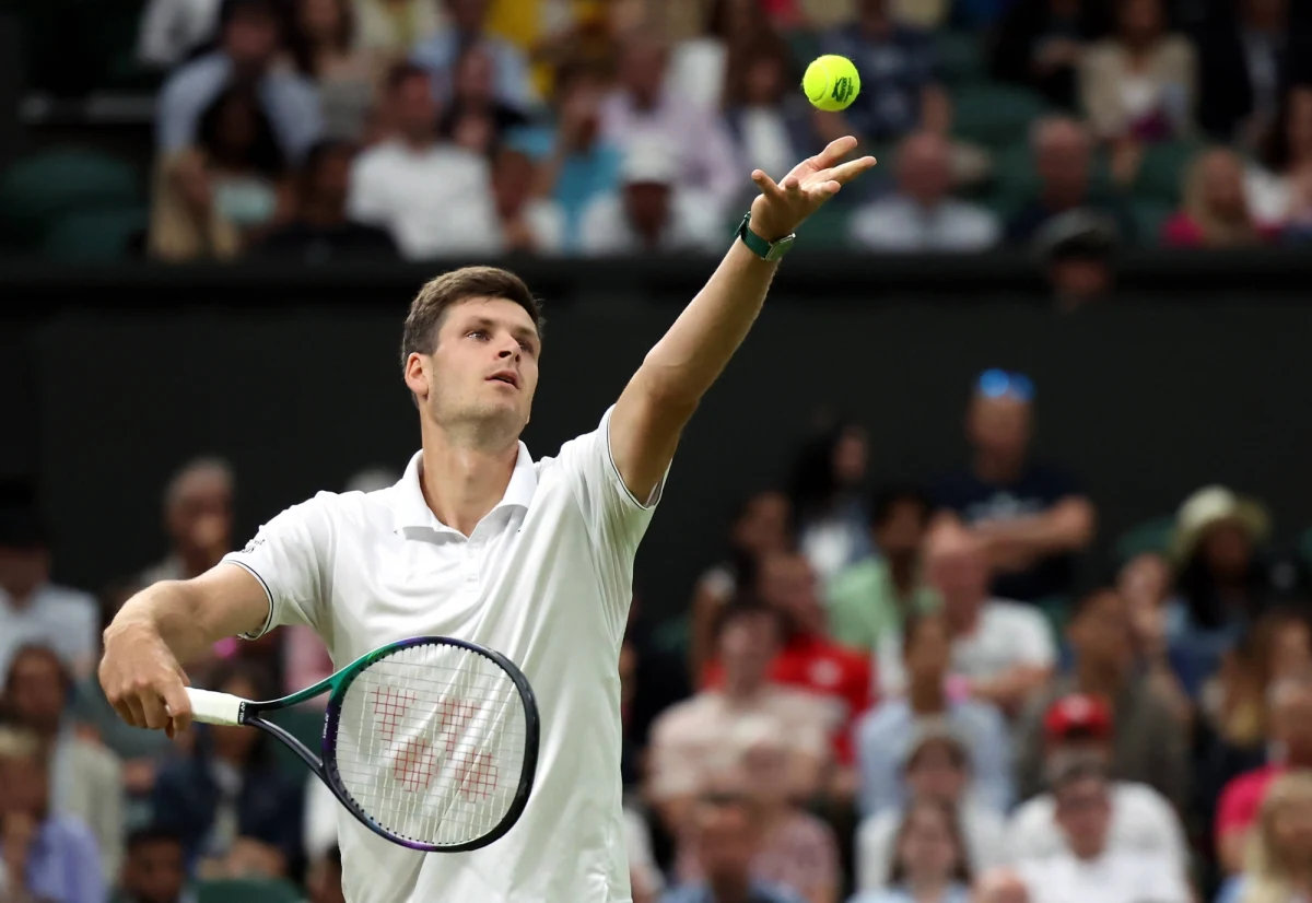 Mecz Huberta Hurkacza z broniącym tytułu Novakiem Djokovicem w 1/8 finału wielkoszlemowego Wimbledonu został przerwany przy prowadzeniu serbskiego tenisisty 7:6 (8-6), 7:6 (8-6) i zostanie dokończony w poniedziałek. 
