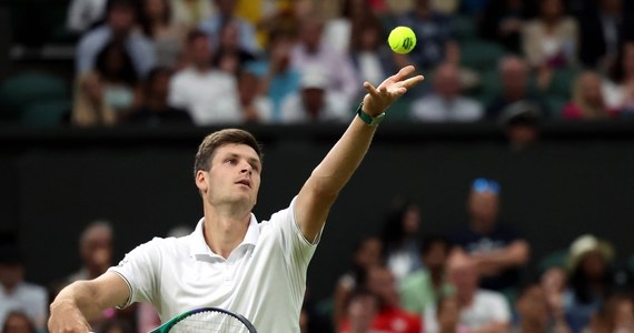 Mecz Huberta Hurkacza z broniącym tytułu Novakiem Djokovicem w 1/8 finału wielkoszlemowego Wimbledonu został przerwany przy prowadzeniu serbskiego tenisisty 7:6 (8-6), 7:6 (8-6) i zostanie dokończony w poniedziałek. 
