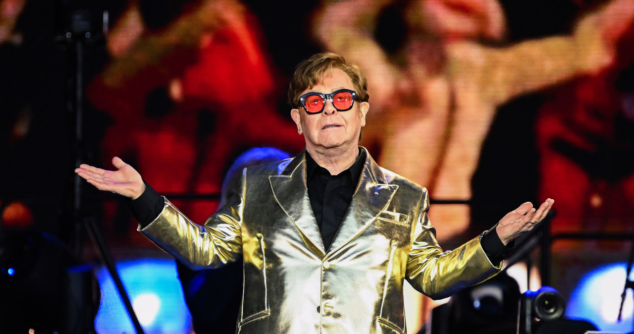 Po ponad pięciu dekadach – podczas sobotniego koncertu w Sztokholmie, wieńczącego trasę koncertową "Farewell Yellow Brick Road" – Elton John pożegnał się na dobre z publicznością. "Miałem najwspanialszą karierę, wprost nie do uwierzenia" – powiedział zebranym fanom. Artysta przypomniał, że wraz z finałowym koncertem żegna się z życiem scenicznym, aby skoncentrować się na rodzinie. Brytyjskie media zwróciły uwagę na to, że pozostawił sobie jednak pewną furtkę. Elton John zdradził bowiem, że w przyszłości może pokusi się o jakiś "jednorazowy projekt".