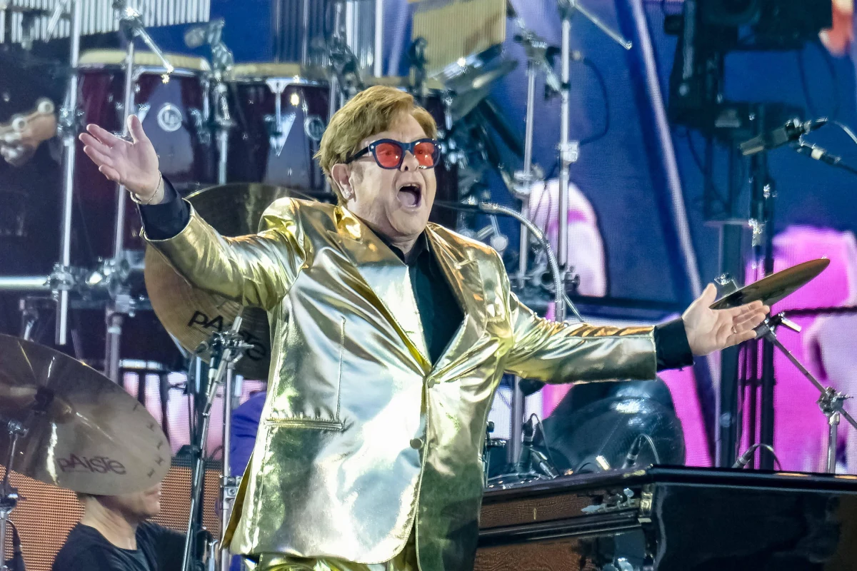 "Miałem najwspanialszą karierę, wprost nie do uwierzenia" - mówił zebranym fanom ze sceny Elton John. W weekend, po ponad pięciu dekadach występowania, pożegnał się na dobre z publicznością. 