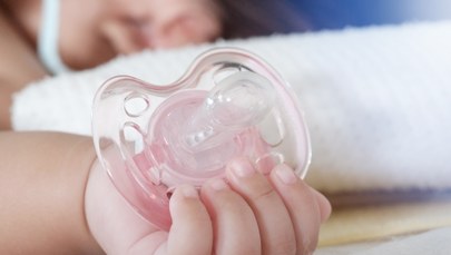 O krok od tragedii: 7-miesięczne niemowlę zachłysnęło się smoczkiem