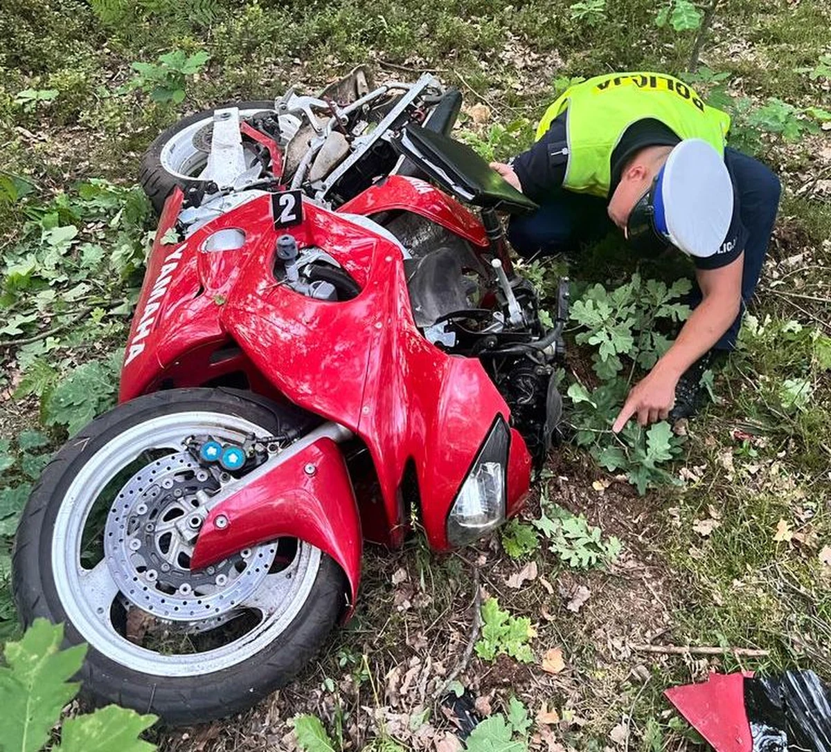 25-letni motocyklista zginął w wypadku, do którego doszło w niedzielę wieczorem w miejscowości Cisownik (Lubelskie). Według wstępnych ustaleń 25-latek przed zakupem motocykla wybrał się na jazdę próbną. Nagle zjechał z jezdni wprost do lasu i uderzył w drzewo. W wyniku odniesionych obrażeń zginął na miejscu. Policjanci ustalili, że młody mężczyzna jechał bez kasku, bez uprawnień do kierowania motocyklem i obowiązywał go sądowy zakaz kierowania pojazdami.