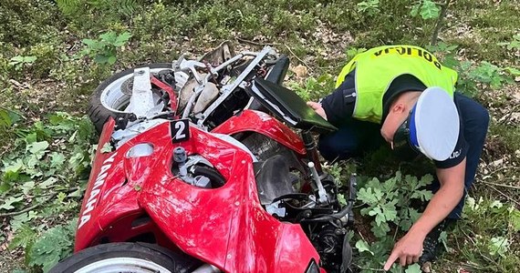 25-letni motocyklista zginął w wypadku, do którego doszło w niedzielę wieczorem w miejscowości Cisownik (Lubelskie). Według wstępnych ustaleń 25-latek przed zakupem motocykla wybrał się na jazdę próbną. Nagle zjechał z jezdni wprost do lasu i uderzył w drzewo. W wyniku odniesionych obrażeń zginął na miejscu. Policjanci ustalili, że młody mężczyzna jechał bez kasku, bez uprawnień do kierowania motocyklem i obowiązywał go sądowy zakaz kierowania pojazdami.