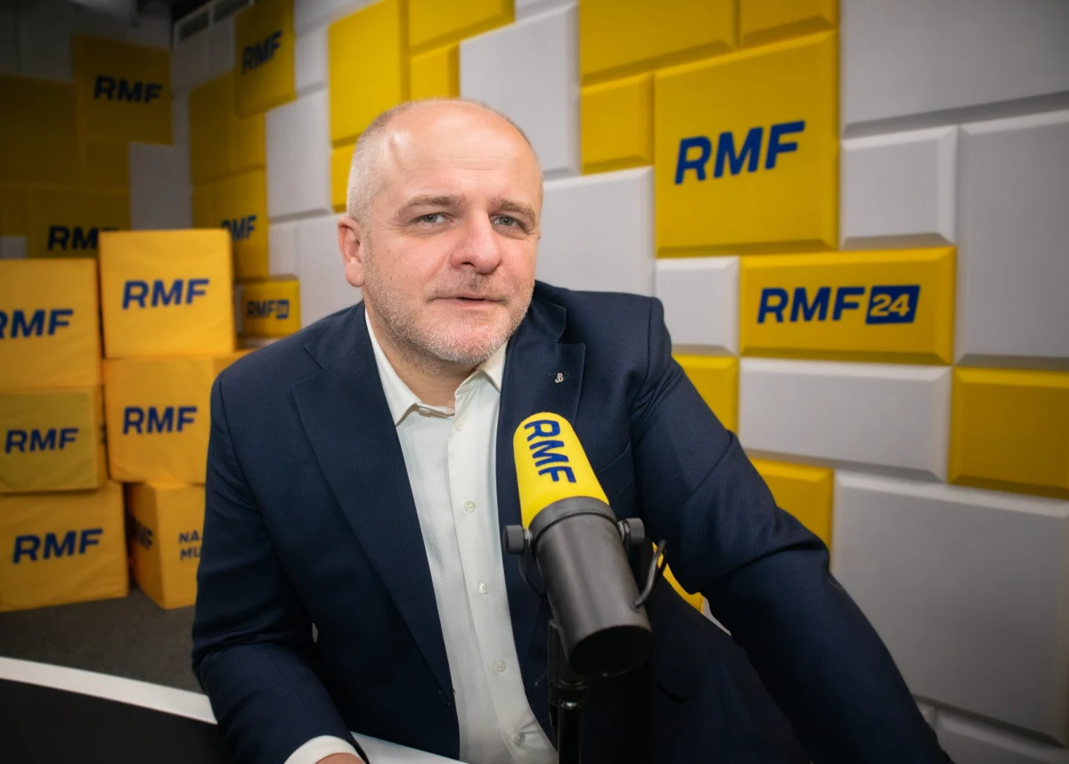 "Nie traktuję tej rocznicy jako okazji, żebyśmy się pokłócili czy to wewnątrz Polski, czy z Ukraińcami" - tak o 80. rocznicy rzezi wołyńskiej mówił w Porannej rozmowie w RMF FM poseł KO Paweł Kowal. Wczoraj prezydenci Polski i Ukrainy - Andrzej Duda i Wołodymyr Zełenski - oddali wspólnie w łuckiej katedrze hołd ofiarom rzezi wołyńskiej. Podczas uroczystości z ust ukraińskiego przywódcy nie padło jednak słowo "przepraszam". "Tyle dzisiaj może wykonać prezydent Ukrainy, chwała Bogu, że przyszedł i się pomodlił, chwała Bogu, że byli tam wszyscy ważni przywódcy religijni, polscy i ukraińscy. Dobrze, że to się wydarzyło. Trzeba to pochwalić. Tyle dzisiaj można, jeżeli chodzi o relacje polsko-ukraińskie. Pamięć nie może nas ograniczyć" - podkreślał Kowal w Porannej rozmowie w RMF FM. 