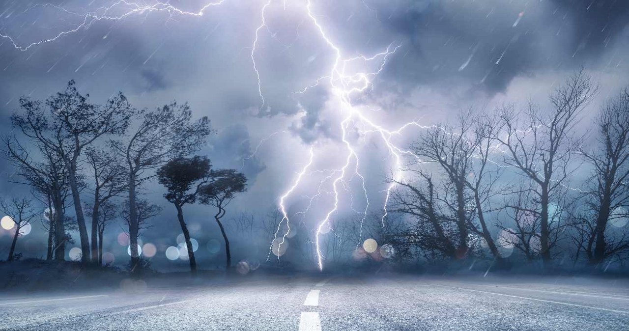 Nadchodzą burze. Kiedy uderzają pioruny, najlepiej zrobić jedną rzecz