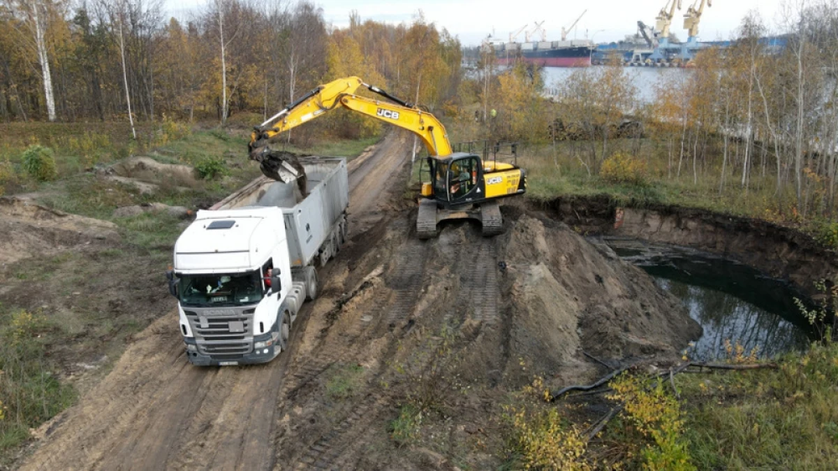W poniedziałek w rejonie Szańca Zachodniego w gdańskiej dzielnicy Nowy Port rozpoczną się prace związane z usunięciem odpadów smołowatych z gleby. Do wydobycia jest co najmniej 250 ton zanieczyszczeń. W rejonie prac możliwe będzie wzmożone odczuwanie woni substancji ropopochodnych.