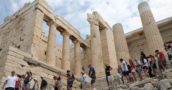 Gigantyczne kolejki turystów czekających w pełnym słońcu, by wejść na Akropol w Atenach - tak tego lata wygląda sytuacja przed jedną z największych greckich atrakcji. Codziennie to miejsce odwiedza ponad 17 tys. osób. Z tego powodu jeszcze w tym miesiącu zostaną wprowadzone nowe zasady wstępu do tego miejsca. 