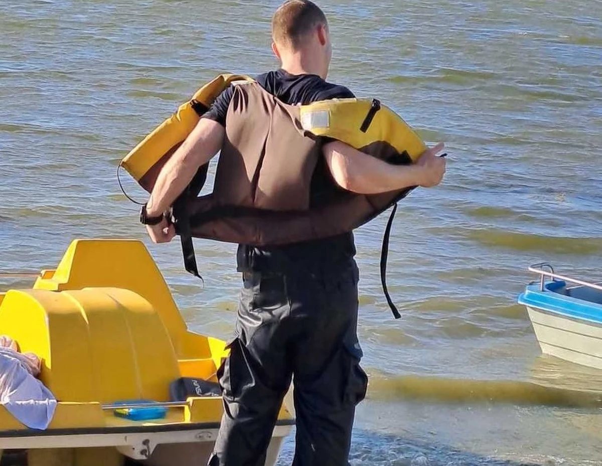 Policjanci uratowali życie mężczyźnie tonącemu w jeziorze Toczyłowo. Nastolatek z wujkiem pływali na łódce, która w pewnym momencie wywróciła się. Chłopiec dopłynął do brzegu, a na pomoc tonącemu mężczyźnie ruszył policjant.