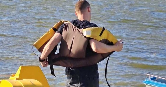 Policjanci uratowali życie mężczyźnie tonącemu w jeziorze Toczyłowo. Nastolatek z wujkiem pływali na łódce, która w pewnym momencie wywróciła się. Chłopiec dopłynął do brzegu, a na pomoc tonącemu mężczyźnie ruszył policjant.