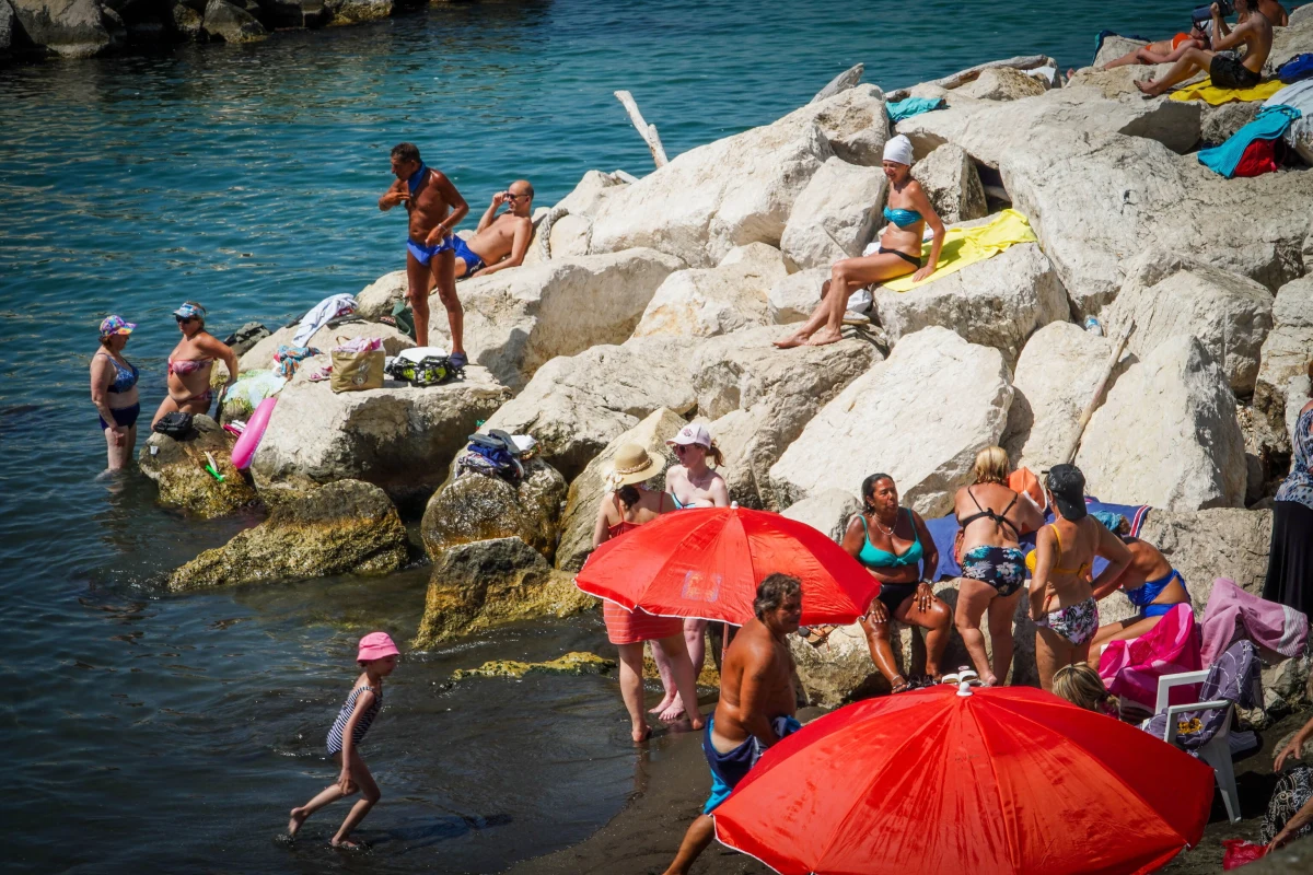 W tym tygodniu należy się spodziewać wysokiej temperatury, niektóre dni będą wręcz upalne, oraz przelotnych opadów deszczu, a także burz z gradem i porywistym wiatrem - prognozuje IMGW. Pod koniec tygodnia na termometrach będzie można zobaczyć temperaturę w okolicach 35 st. C.