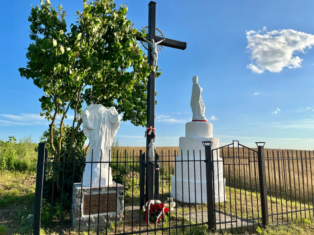 Wsi Ostrówki nie ma już na mapie. Nie ma także 470 Polaków, którzy tam mieszkali. Nasi rodacy zginęli tam w trakcie rzezi wołyńskiej. Przetrwała tylko pamięć, którą kultywują także Ukraińcy. Dziennikarz RMF FM Maciej Sztykiel jest na Wołyniu w przededniu 80. rocznicy Krwawej niedzieli.