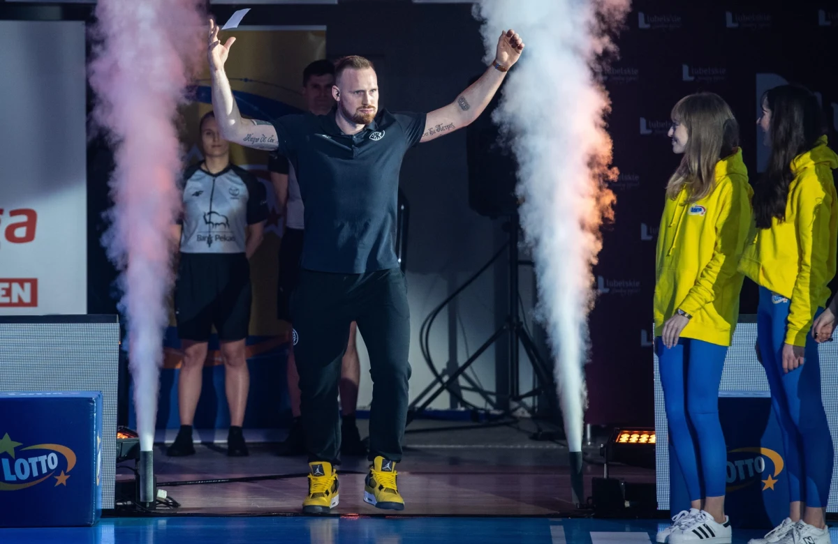 Koszykówka 3x3 budzi w naszym kraju coraz większe emocje i zainteresowanie, co potwierdziły choćby niedawne III Igrzyska Europejskie Kraków-Małopolska. Od kilku lat trenerem odnoszącej sukcesy męskiej reprezentacji jest Piotr Renkiel. W rozmowie z Patrykiem Serwańskim opowiedział o tym, jakie cechy musi mieć zawodnik grający w tę odmianę koszykówki. Jaka jest rola doświadczenia i jak radzić sobie z emocjami podczas tak dynamicznej rozgrywki? Posłuchajcie rozmowy z Piotrem Renkielem.