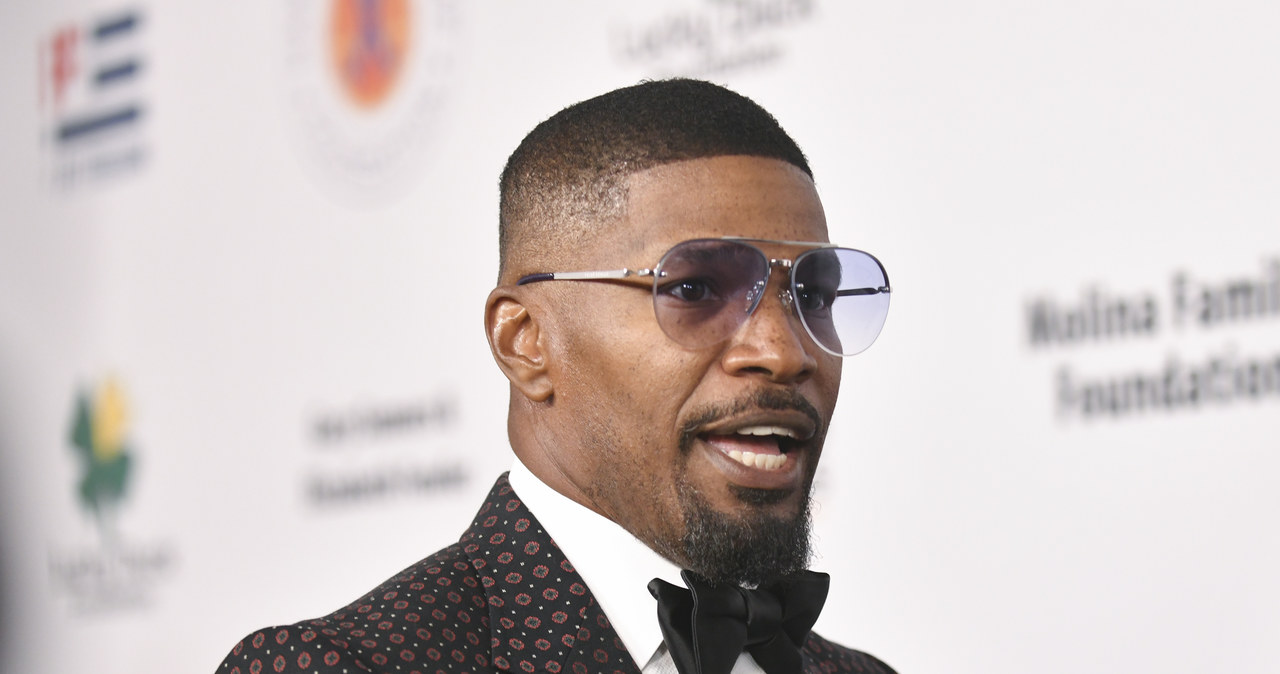 Ponad dwa miesiące temu Jamie Foxx trafił do szpitala, lecz do wiadomości publicznej nie dotarły żadne oficjalne informacje na temat jego stanu zdrowia. W końcu gwiazdor pokazał się publicznie po raz pierwszy od dłuższego czasu. Był widziany na łodzi Chicago w towarzystwie najbliższych osób.