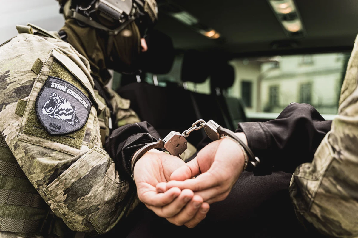 Brazylijczyka i Czecha, ściganych m.in. przez Interpol, zatrzymano na polsko-ukraińskiej granicy. Brazylijczyka Interpol ścigał czerwoną notą za kradzież z użyciem broni, zaś za Czechem jego kraj wydał również ENA za uchylanie się od płacenia alimentów. Obaj trafili w poniedziałek do aresztów.
