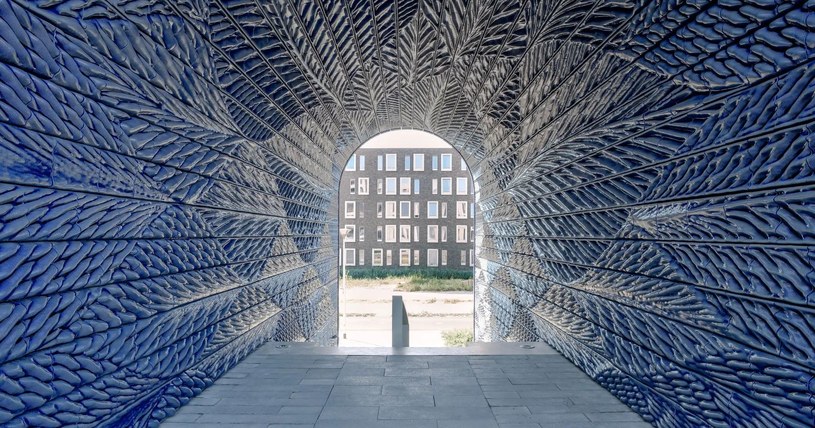 Kto powiedział, że budynki z druku 3D muszą być szare, nudne i nijakie? Pasaż New Delft Blue zaprojektowany przez Studio RAP udowadnia, że technologia pozwala tworzyć również prawdziwe dzieła sztuki użytkowej.