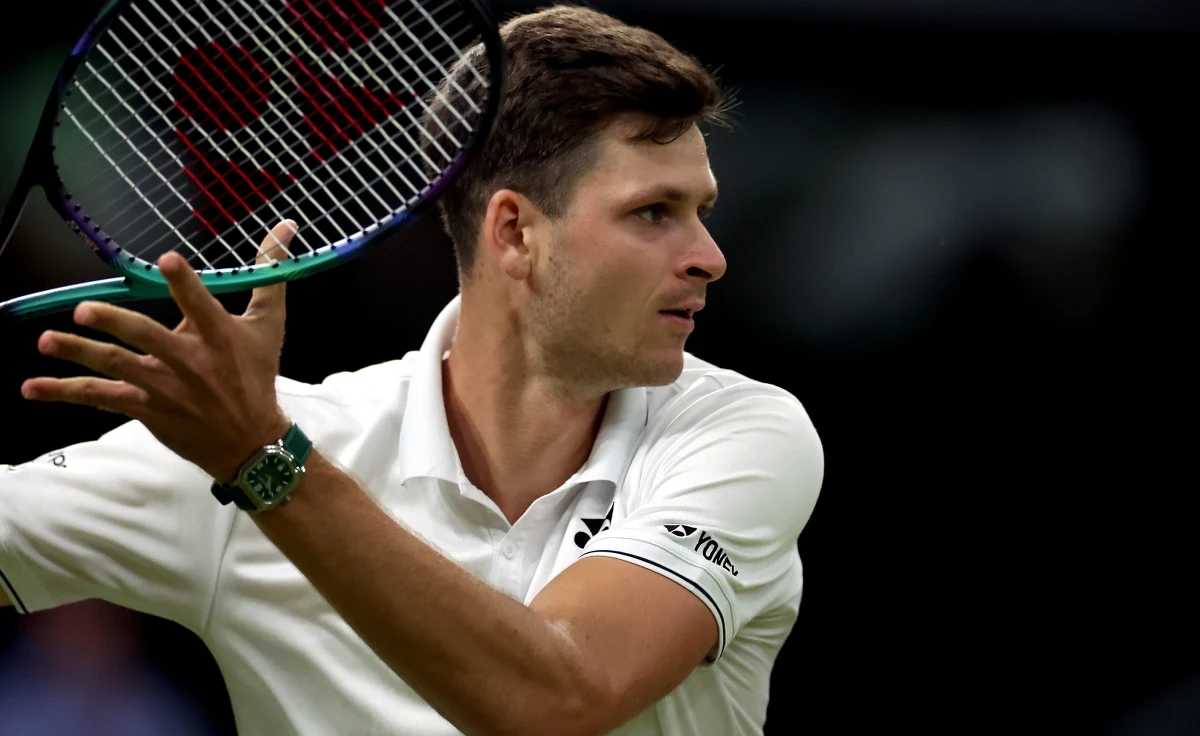 Hubert Hurkacz przegrał z Serbem Novakiem Djokoviciem 6:7 (6-8), 6:7 (6-8), 7:5: 4:6 w 1/8 finału wielkoszlemowego Wimbledonu. Mimo porażki, Polak zaprezentował bardzo dobry tenis, raz za razem nękając rywala piekielnie mocnym serwisem. Wicelider światowego rankingu w ćwierćfinale zmierzy się z Rosjaninem Andriejem Rublowem.