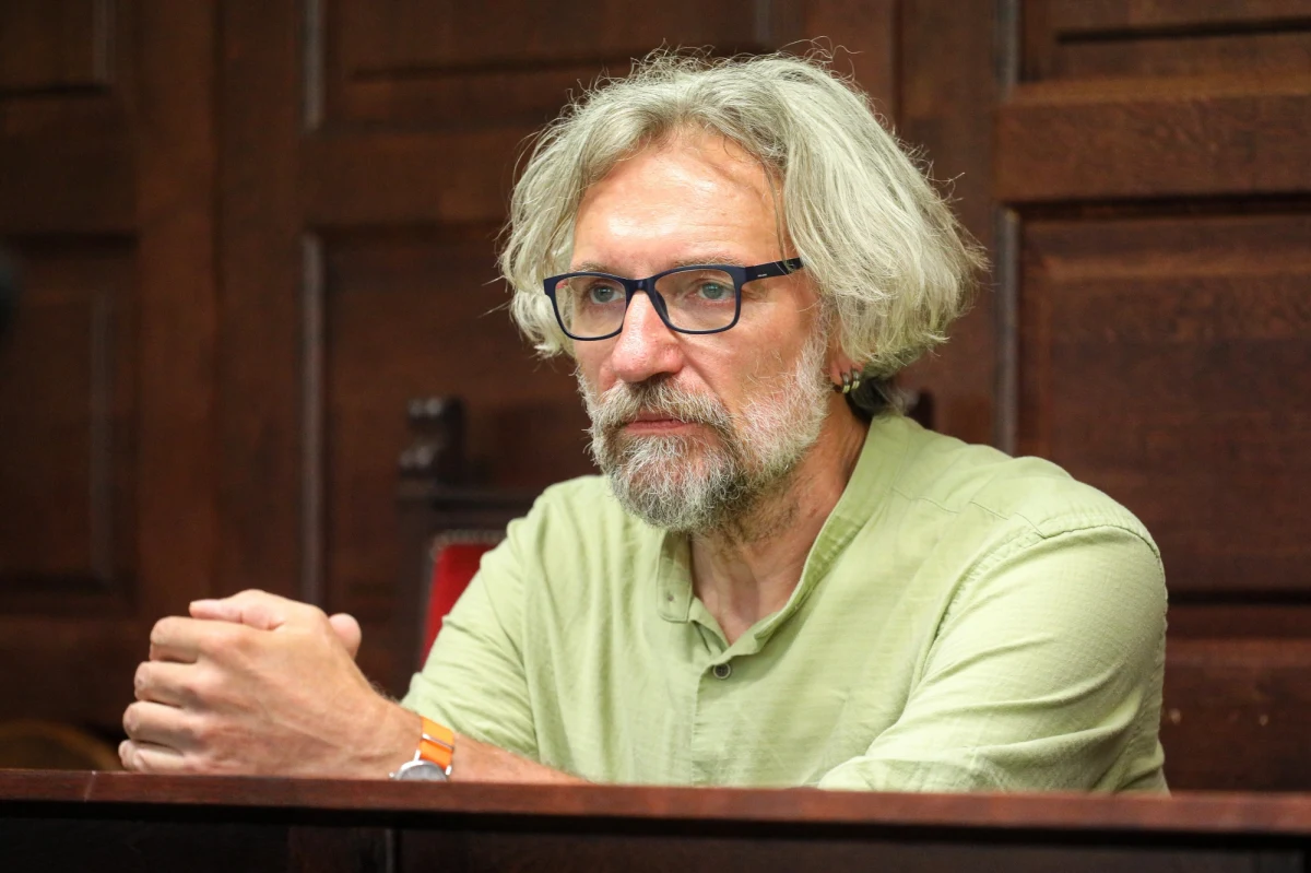 Sąd Rejonowy w Pruszkowie uznał byłego lidera Komitetu Obrony Demokracji Mateusza Kijowskiego (zgadza się na podawanie nazwiska) za winnego poświadczenia nieprawdy w siedmiu fakturach za obsługę informatyczną Komitetu. Skazał go na rok więzienia w zawieszeniu na 3 lata i grzywnę w wysokości 4 tys. zł. Wyrok jest nieprawomocny. Jeden z obrońców Kijowskiego zapowiedział złożenie apelacji.