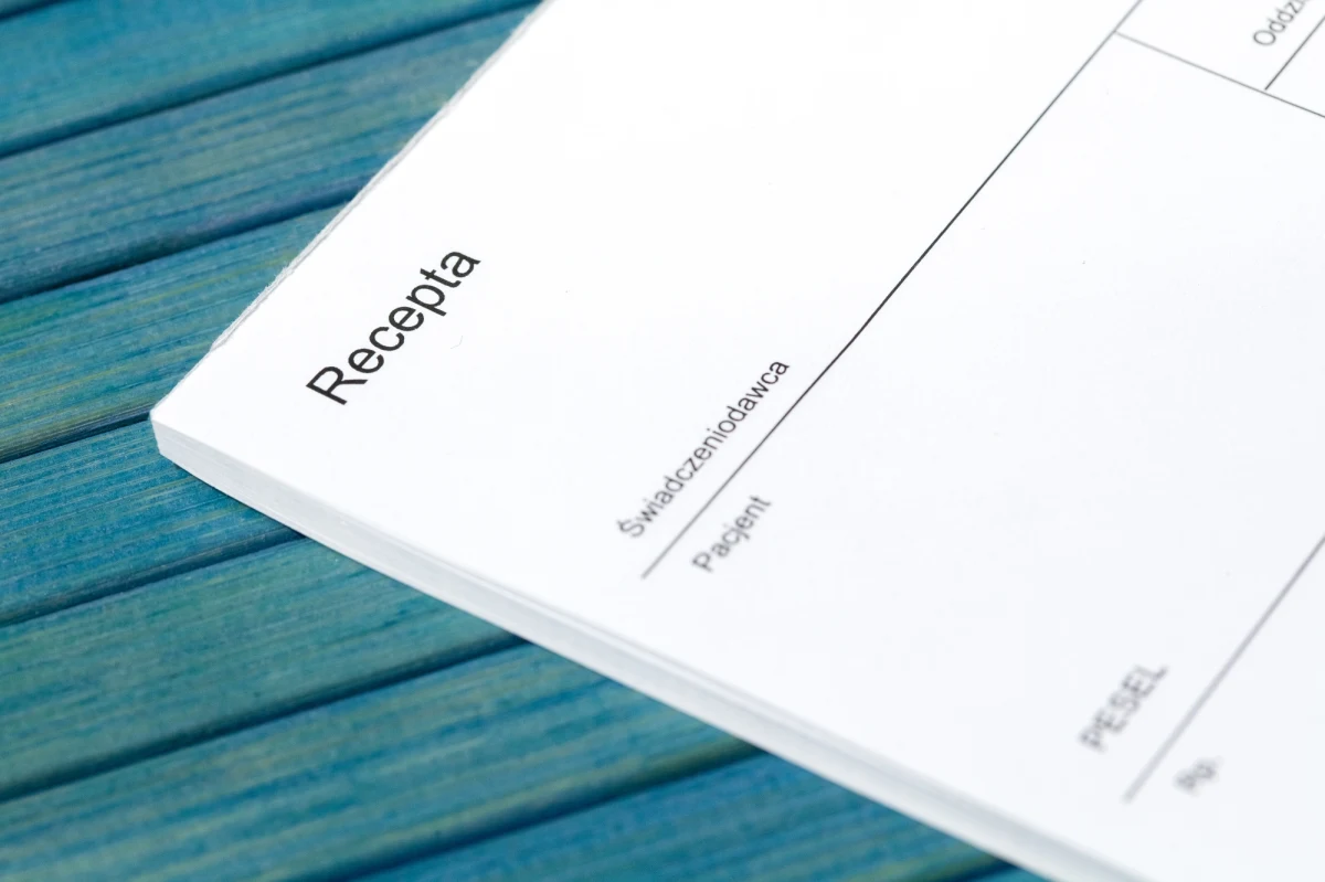 Lekarze zaczynają protestować przeciwko limitom w wystawianiu recept, które wprowadziło Ministerstwo Zdrowia. W czwartek manifestację przed budynkiem resortu zdrowia planuje Ogólnopolski Związek Zawodowy Lekarzy. Ministerstwo przekonuje, że wprowadzone ograniczenie dzienne 300 recept dla 80 pacjentów na jednego lekarza uderza wyłącznie w receptomaty, czyli internetowe firmy wystawiające recepty bez lekarskich konsultacji.