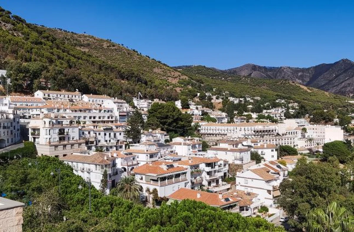 Alerty dotyczące wysokiej temperatury to hiszpańska codzienność. Wybierając się na urlop do Hiszpanii warto wziąć pod uwagę czas oraz miejsce pobytu. Sierpień, najgorętszy miesiąc, może nie być najlepszym wyborem. „Sewilla to piekło w porównaniu z innymi miastami Hiszpanii” - mówi Oliwia Kurowska, nauczycielka mieszkająca na południu Hiszpanii. W ramach letniego cyklu "Wiem, dokąd jadę" w internetowym Radiu RMF24 Magdalena Karwat-Marek przedstawia najpopularniejsze kierunki wakacyjne wybierane przez Polaków.