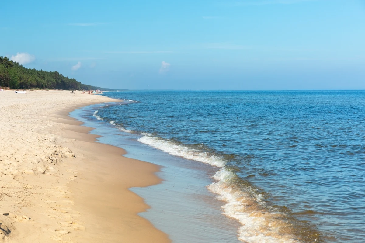 PKP Polskie Linie Kolejowe wybudują przejście pod torem linii kolejowej Lubiewo–Świnoujście oraz blisko 100-metrową ścieżkę pieszo-rowerową - poinformowało Ministerstwo Infrastruktury. Ma to ułatwić mieszkańcom i turystom dojście do plaży. Koszt inwestycji wyniesie blisko 3 mln zł.