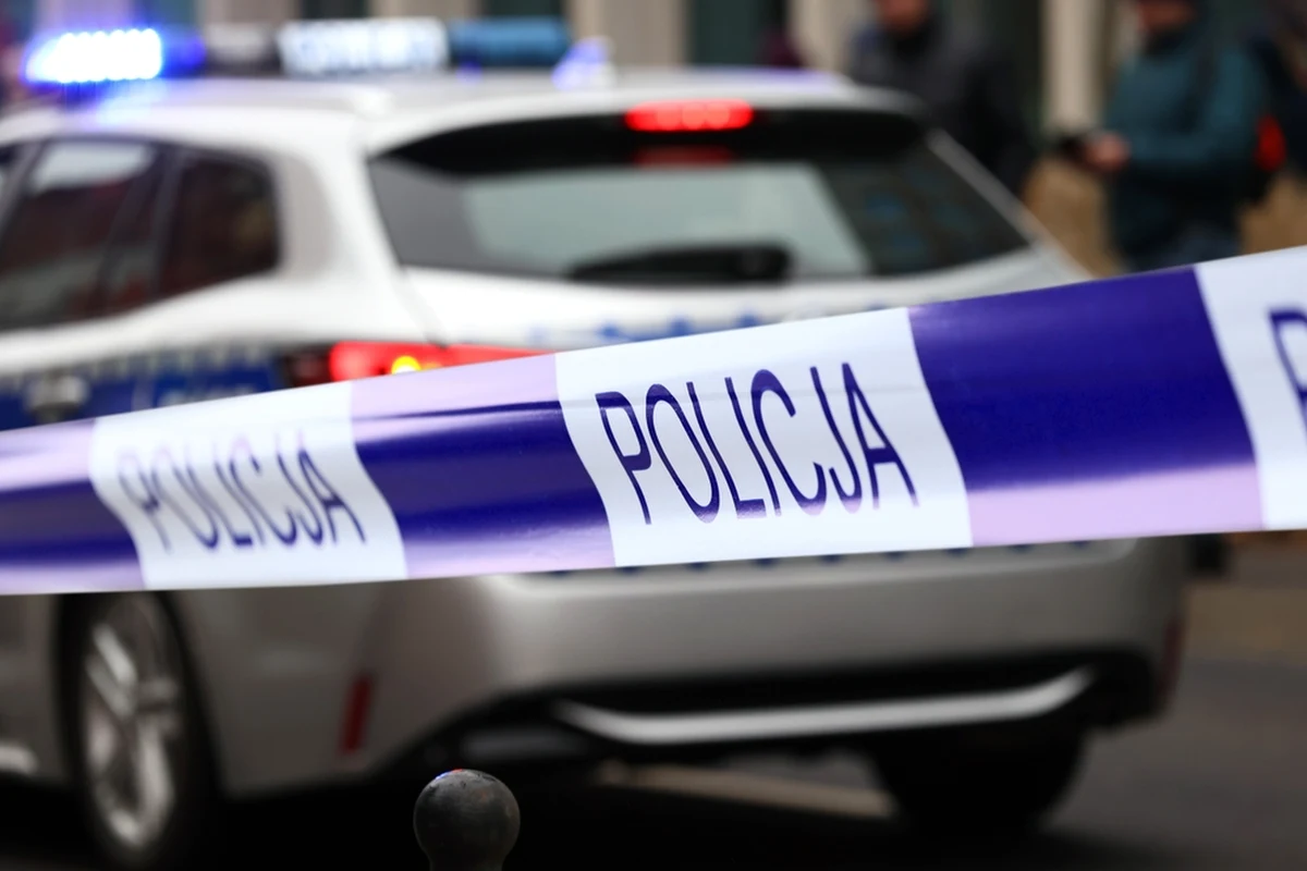 Tragiczny wypadek w Dębicy na Podkarpaciu. Nie żyje 20-letni kierujący motorowerem, a jego 18-letni pasażer został zabrany do szpitala.