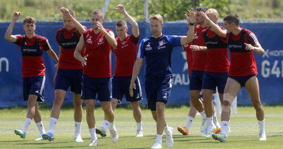 Raków Częstochowa we wtorek rozegra historyczne spotkanie. Najlepsza drużyna ubiegłego sezonu piłkarskiej ekstraklasy zmierzy się w 1. rundzie eliminacji Ligi Mistrzów z estońską Florą Tallin. "Zdajemy sobie sprawę z tego, jakie atuty ma nasz rywal. Ta drużyna ma duże doświadczenie w europejskich rozgrywkach" - przyznał na przedmeczowej konferencji prasowej trener częstochowian Dawid Szwarga.