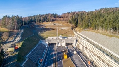 Rekord na zakopiance. GDDKiA podała liczbę aut, które przejechały w niedzielę tunelem