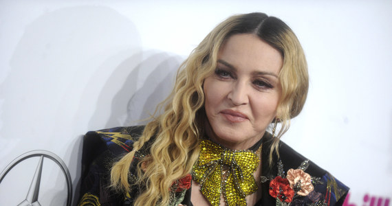 Madonna, która zmaga się ostatnio z problemami zdrowotnymi, opublikowała w mediach społecznościowych krótką wiadomość skierowaną do swoich fanów. "Moja pierwsza myśl po obudzeniu się w szpitalu dotyczyła dzieci" - przyznała. Poinformowała również, że jej trasa koncertowa rozpocznie się w październiku w Europie, a jej amerykańska część zostanie przesunięta. 