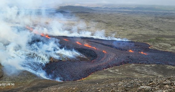 Na islandzkim półwyspie Reykjanes rozpoczęła się erupcja wulkanu Fagradalsfjall. Naukowcy się tego spodziewali, bowiem w ostatnich dniach rejestrowano podwyższoną aktywność sejsmiczną w regionie.