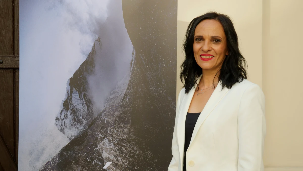 Monika Tarsa, fotografka, malarka, wykładowczyni akademicka i pasjonatka gór. W Krakowie w Muzeum Archidiecezjalnym przy Kanoniczej 19 otwarto wystawę jej obrazów poświęconych i dedykowanych „Górom”. Właśnie wróciła z Himalajów, gdzie wraz z Moniką Witkowską, cenioną w środowisku górskim zdobywczynią kilku ośmiotysięczników, podziwiała majestat najwyższych gór świata.