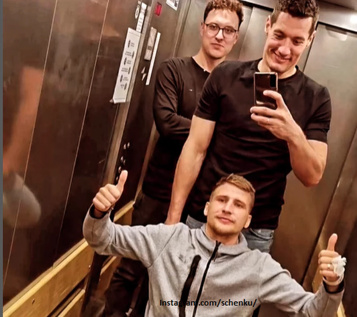 Jakub Schenk (Legia Warszawa), powołany do szerokiego składu reprezentacji Polski koszykarzy przez trenera Igora Milicica na letnie zgrupowanie, ma poważne problemy zdrowotne i trafił do szpitala. Zawodnik poinformował o tym w mediach społecznościowych.
