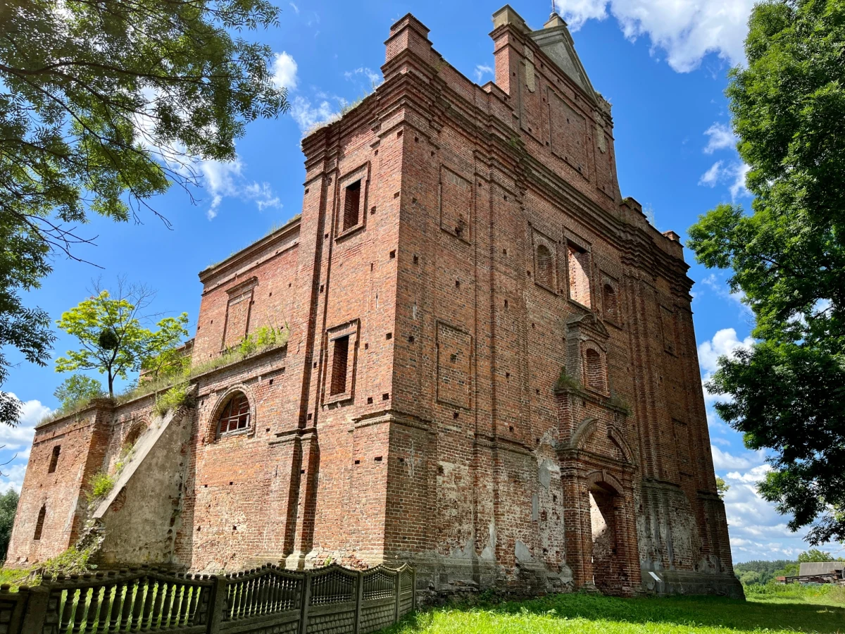 80 lat temu - 11 i 12 lipca 1943 r., UPA dokonała skoordynowanego ataku na polskich mieszkańców 150 miejscowości na Wołyniu. Była to kulminacja trwającej już od początku 1943 r. fali zbrodni na Polakach, w wyniku której na Wołyniu i w Galicji Wschodniej zginęło ok. 100 tys. osób. Dziennikarz RMF FM Maciej Sztykiel jest na Wołyniu w 80. rocznicę Krwawej Niedzieli.