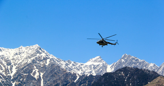 Sześć osób zginęło w katastrofie śmigłowca, który rozbił się we wtorek w Nepalu u podnóża Mount Everest w dystrykcie Solukhumbu. Ofiary to pięciu obywateli Meksyku i nepalski pilot.