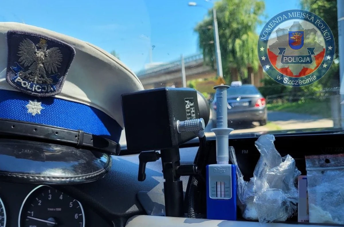 40-letni taksówkarz wzbudził czujność policjantów z Wydziału Ruchu Drogowego Komendy Miejskiej Policji w Szczecinie. Podczas kontroli okazało się, że kierowca nie dość, że był  pod wpływem środków odurzających, to jeszcze miał przy sobie narkotyki.