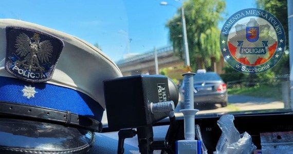40-letni taksówkarz wzbudził czujność policjantów z Wydziału Ruchu Drogowego Komendy Miejskiej Policji w Szczecinie. Podczas kontroli okazało się, że kierowca nie dość, że był  pod wpływem środków odurzających, to jeszcze miał przy sobie narkotyki.