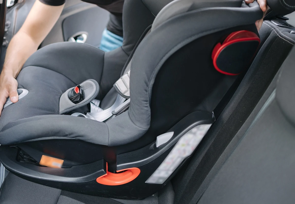 1,5-miesięczna dziewczynka została przypadkowo zatrzaśnięta w rozgrzanym samochodzie. Przestraszona mama, która zostawiła torebkę z kluczykami wewnątrz auta, wezwała na pomoc służby. Na szczęście dziecku nic się nie stało.