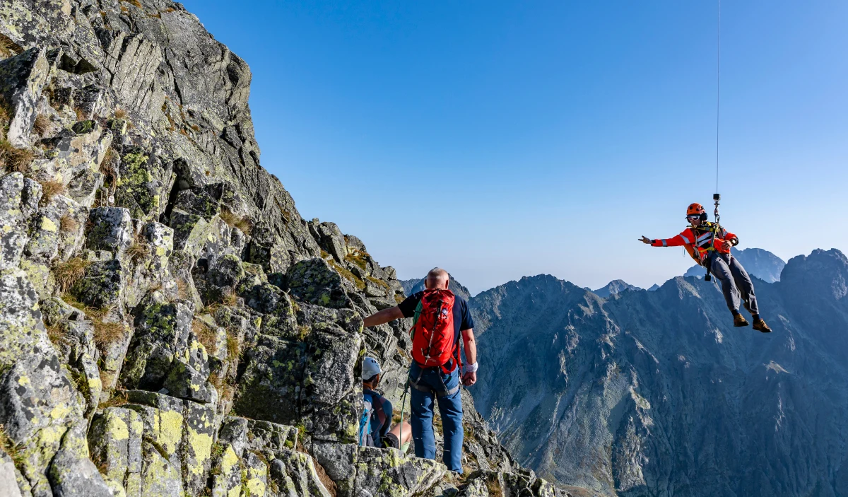 W poniedziałek wieczorem dwóch polskich turystów powiadomiło słowackich ratowników górskich, że podczas schodzenia z Gerlachu pobłądzili i nie są w stanie kontynuować wyprawy. Na pomoc ruszyli ratownicy TOPR z Zakopanego.