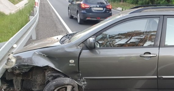 Kierowca toyoty może mówić o dużym szczęściu. Po zderzeniu z jeleniem jego samochód jest całkowicie zniszczony, mężczyźnie nic się nie stało. Do zderzenia doszło, ponieważ kierowca nie zdążył wyhamować.