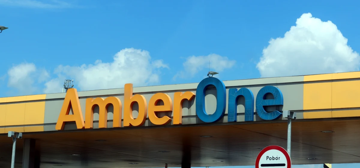 Prawie 3 promile alkoholu miał w organizmie kierowca ciężarowego mana, który zjeżdżając z autostrady A1, uderzył w barierę energochłonną przy punkcie poboru opłat w Kopytkowie na Pomorzu. Mężczyzna był tak pijany, że nie był w stanie powtórnie dmuchnąć w alkomat.