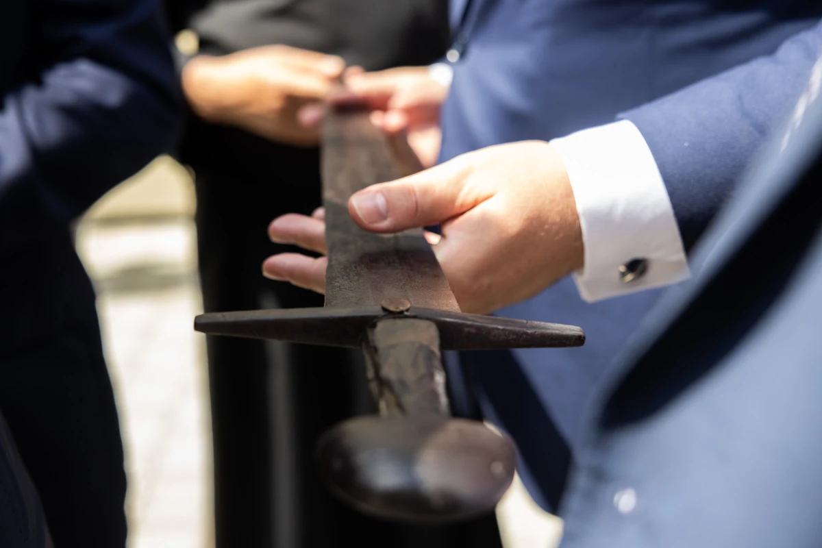 Podczas XXXII Pielgrzymki Rodziny Radia Maryja na Jasną Górę minister aktywów państwowych Jacek Sasin i prezes Grupy Enea Paweł Majewski przekazali na ręce prezesa rozgłośni o. Tadeusza Rydzyka miecz z czasów Mieszka I. Drogocenny eksponat został zakupiony przez Fundację Enea i ma trafić do budowanego Muzeum "Pamięć i Tożsamość" im. Jana Pawła II w Toruniu. "Nie jest to instytucja o. Rydzyka" - podkreślał w Sejmie Sasin, odpowiadając na pojawiające się zarzuty. Oskarżył też opozycję o "pajacowanie" i obsesję na punkcie dyrektora Radia Maryja.