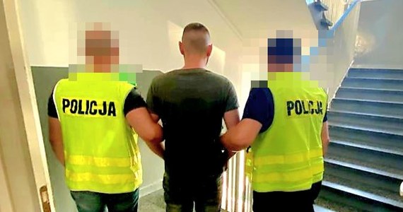 Policjanci z Parczewa zatrzymali 19-latka i 25-latka, którzy pod pretekstem pomocy w naprawie samochodu wywabili z domu 29-latka. Następnie wywieźli mężczyznę w ustronne miejsce i pobili. Chcieli w ten sposób wymusić odzyskanie długu. Sprawcom grozi 5 lat więzienia.