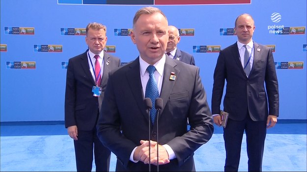 - NATO musi być jednością, dbamy o interesy naszego sąsiada Ukrainy - powiedział prezydent Andrzej Duda jeszcze przed rozpoczynającym się w Wilnie szczytem Sojuszu. Według niego Kijów powinien mieć "jasną i prostą ścieżkę do akcesji". Wyraził też radość z powodu rozszerzenia NATO o Finlandię i Szwecję. 
Andrzej Duda we wtorek pojawił się w Wilnie na szczycie NATO. Prezydent przed spotkaniem z przywódcami państw Sojuszu wziął udział w konferencji prasowej. Przy tej okazji wyraził zadowolenie z rozszerzenia się Paktu Północnoatlantyckiego o państwa położone na północy Europy. - Obecność zarówno Finlandii, która jest już częścią NATO, jak i Szwecji, która w najbliższym czasie stanie się częścią NATO, wzmacnia Sojusz. Wyrażam satysfakcję i radość z tego powodu, że sprawy idą w dobrym kierunku - powiedział Duda. Prezydent pokreślił, że akcesja obu tych państw to przede wszystkim wzmocnienie Sojuszu w Europie Środkowej.