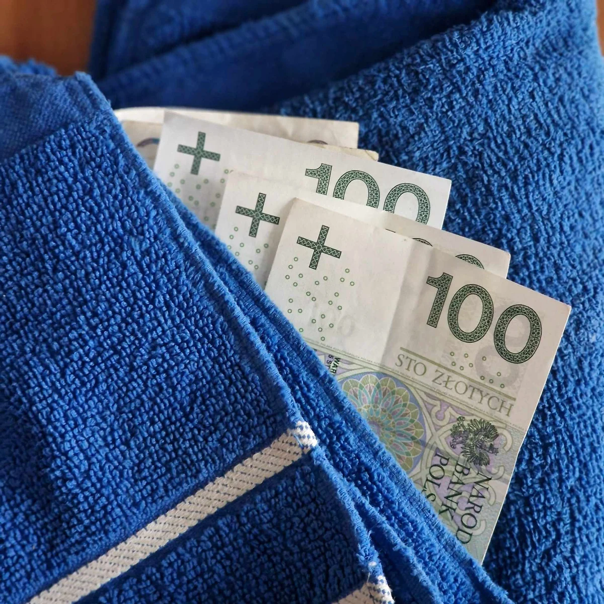 12 tysięcy złotych straciła seniorka z gminy Jabłonka, która uwierzyła, że na jej posesji zakopany został pęk włosów i przynosi jej pcha. Nieznajoma kobieta zaproponowała odpędzenie złych uroków. Gospodyni po namowach zgodziła się na obrzędy.

